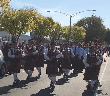 ANZAC Day 2023 Morwell - pipe band leading the march